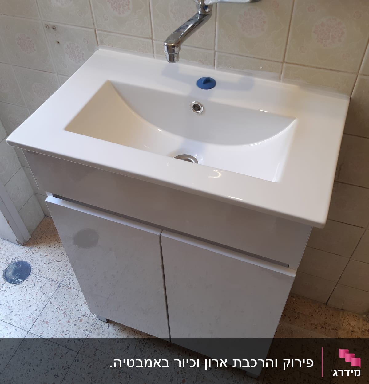 כיור לבן עם ברז בחדר אמבטיה